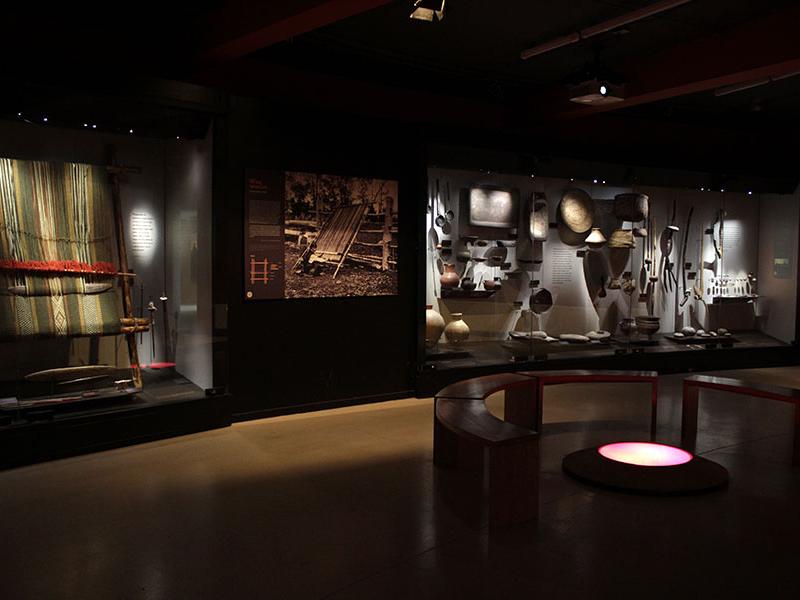 Recreación de fogón (kütral) y asientos (wangku). Museo Mapuche de Cañete, 2016. Sala "Cumecimogen Ce". Fotografía de Patricia Muñoz.
