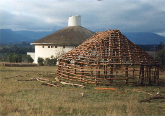 Construcción de la ruka en el patio interior del Museo Mapuche de Cañete, s/f.Archivo fotográfico Museo Mapuche de Cañete.