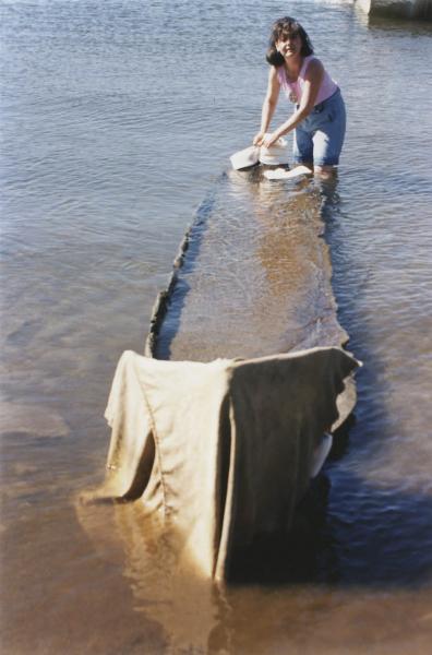 Proa del wampo cubierta con telas mojadas para conservar humedad Proa del wampo cubierta con telas mojadas para conservar humedad